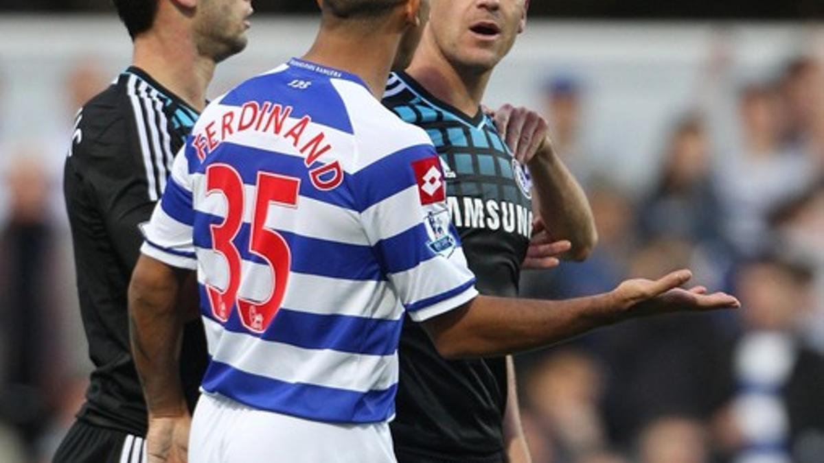 Ferdinand (centro) y Terry (derecha), durante el Queens Park Rangers-Chelsea del pasado octubre en el que se produjo el presunto incidente racista.