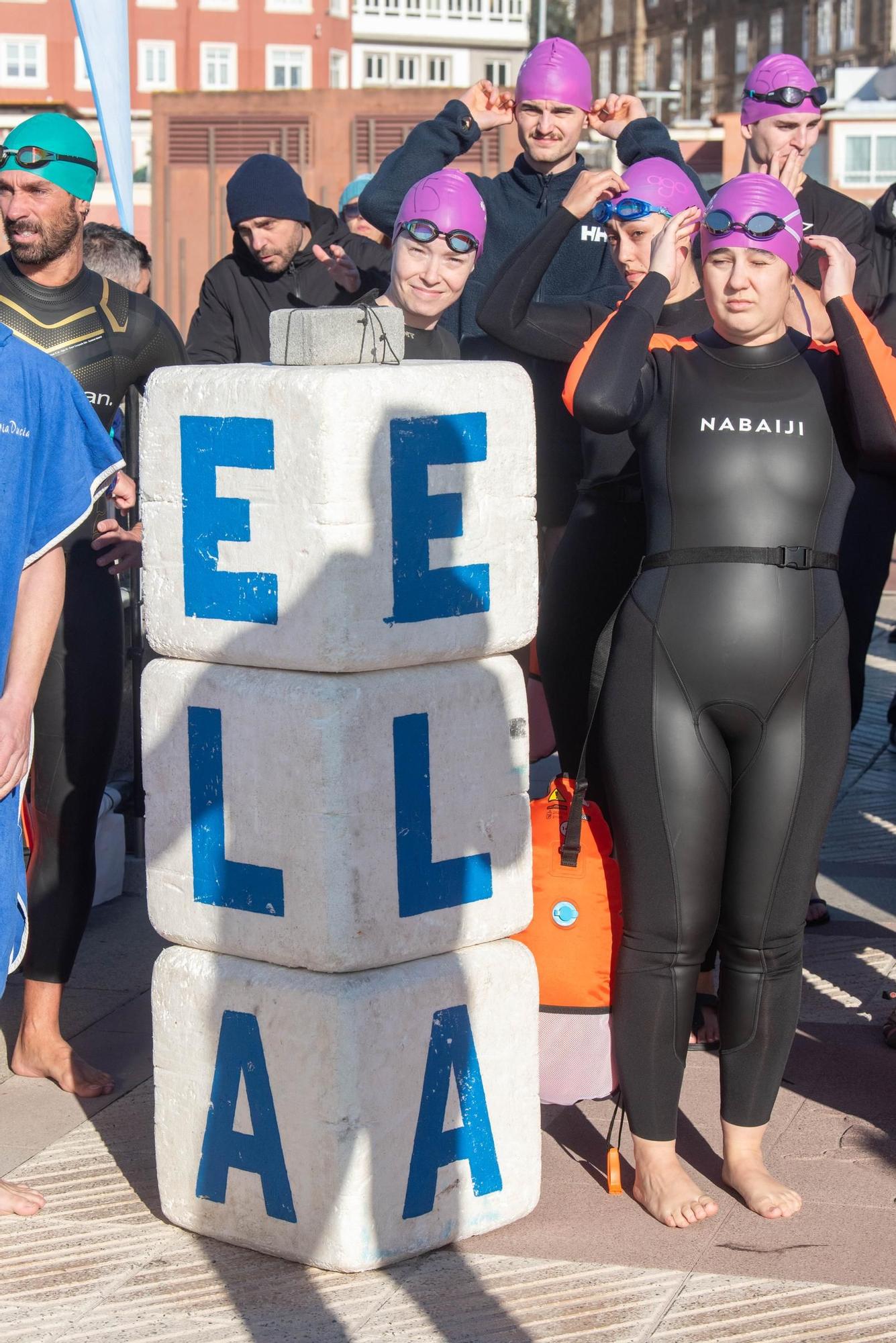 A Coruña desafía al frío y al mar para visibilizar la ELA