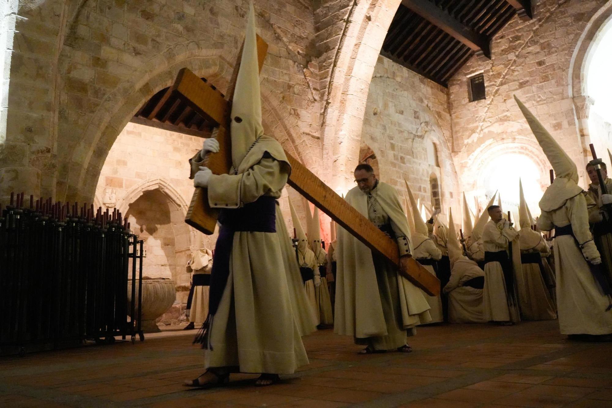 GALERÍA | La procesión del Yacente, en imágenes