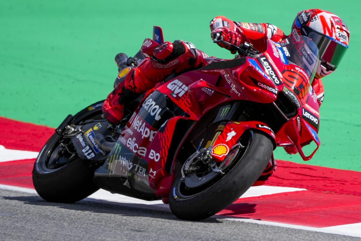 El piloto español de MotoGP Marc Márquez (Ducati Lenovo Team) durante la carrera al sprint del Gran Premio de Cataluña, que se disputará en el circuito de Barcelona-Cataluña en Montmeló. EFE/ Enric Fontcuberta