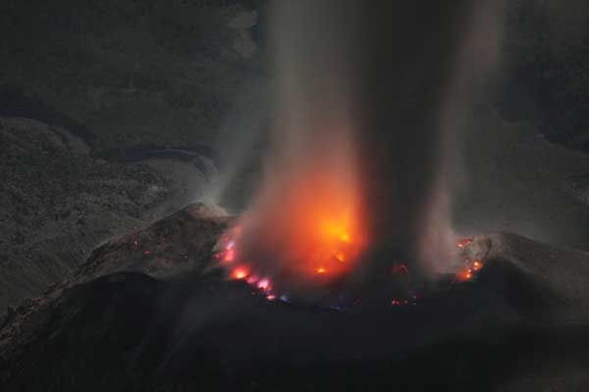 Erupción de lava en el cráter del volcán Santiaguito.