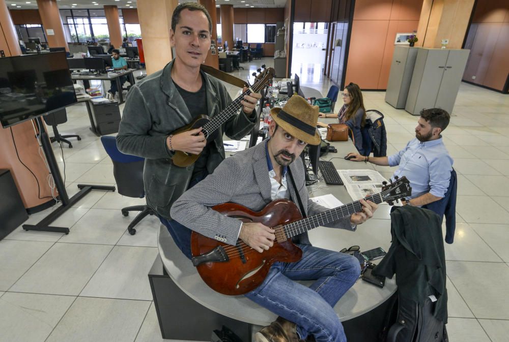 13/12/2017 LAS PALMAS DE GRAN CANARIA. Duo musical Yul Ballestero y Germán López en la redacción de La Provincia presentando su concierto "Stupid Christmas". FOTO: J. PÉREZ CURBELO