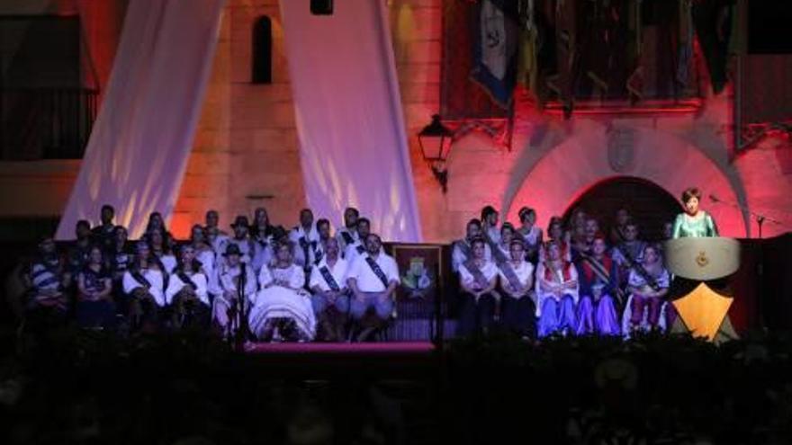 Algunos de los momentos vividos durante el acto en el que Dolores Davó fue pregonera y se presentaron a los niños que ejercerán de Ángeles de la Rodella.