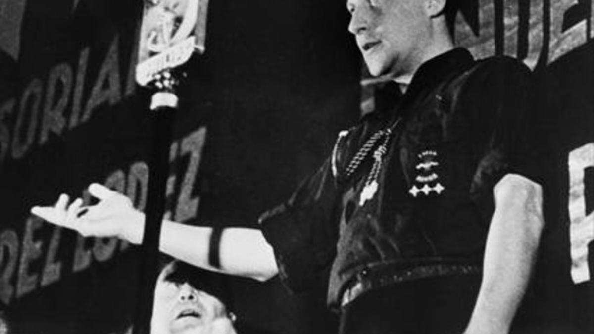 SIMBOLOGÍA José Antonio Primo de Rivera, llevando la clásica camisa azul de Falange Española, con el yugo y las flechas bordados en el pecho, en un mítin del partido. En la foto de la derecha, el duce Benito Mussolini y el fürher Adolf Hitler, en uno