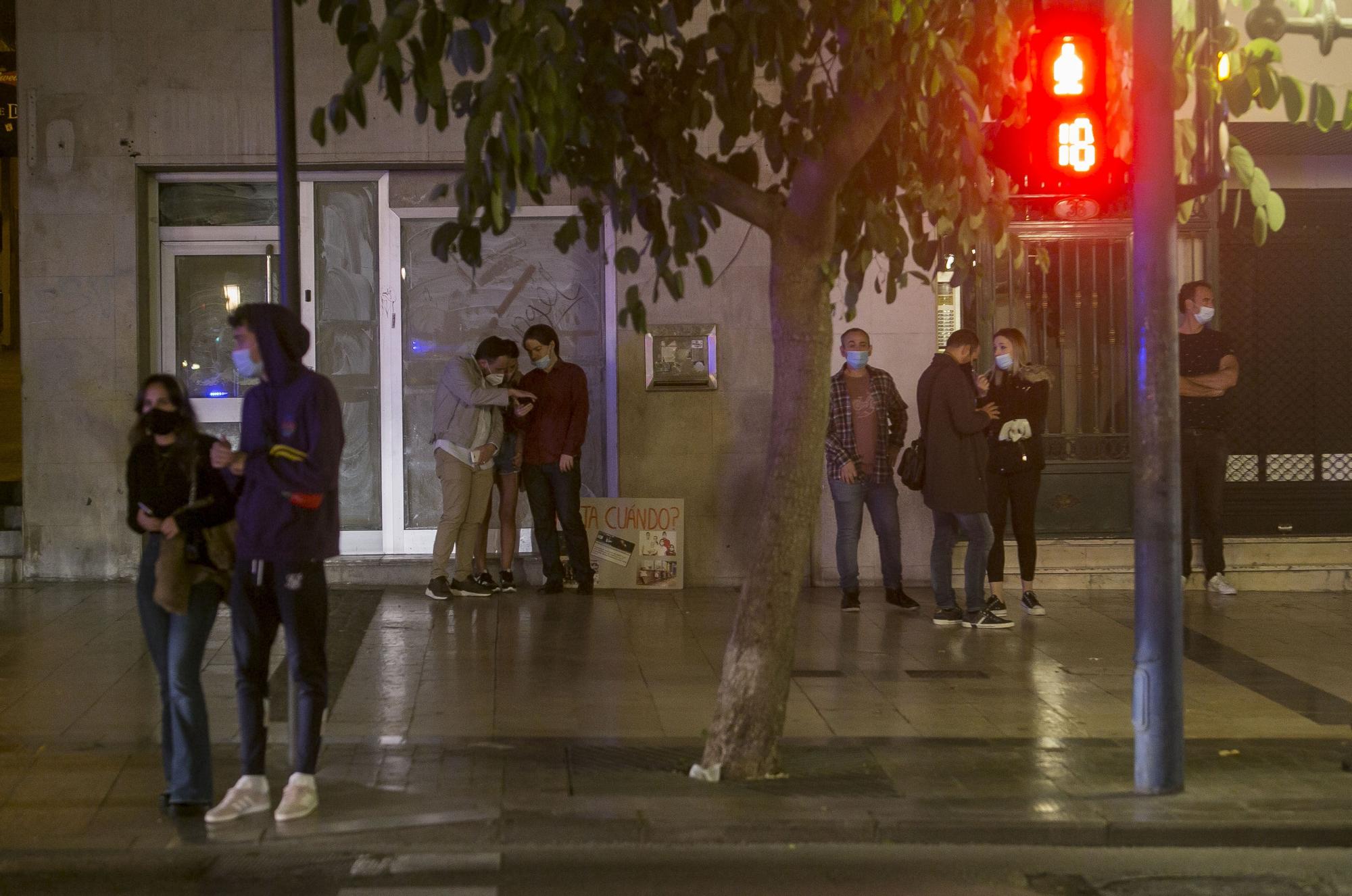 Un grupo de jóvenes negacionistas se enfrenta a la Policía Nacional en el centro de Alicante