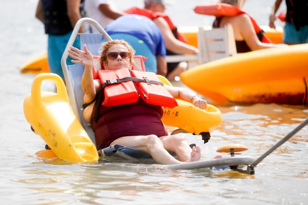 Los voluntarios y profesionales de ''Un mar de posibilidades'' construyeron una plataforma de madera que flota gracias a dos kayaks