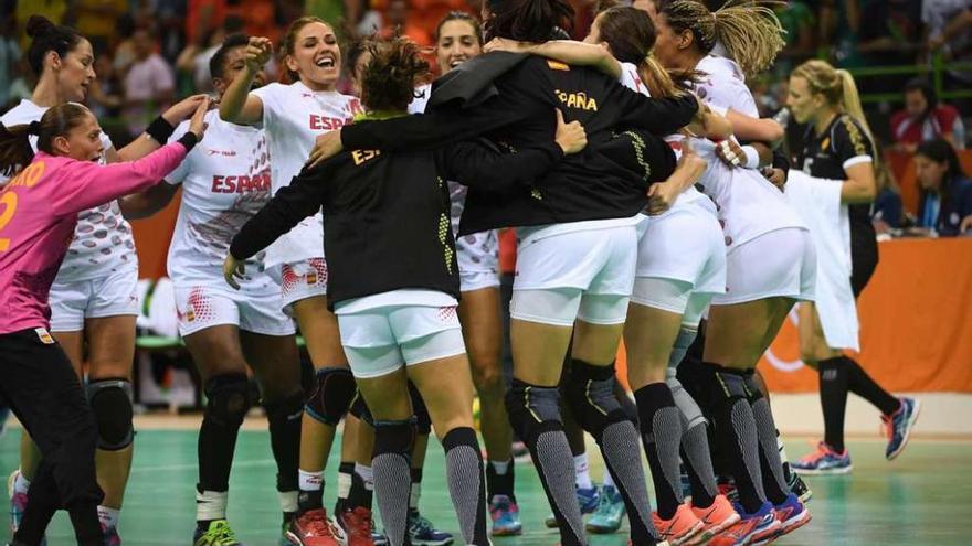 Las jugadoras españolas celebran su primera victoria. // Marijan Murat