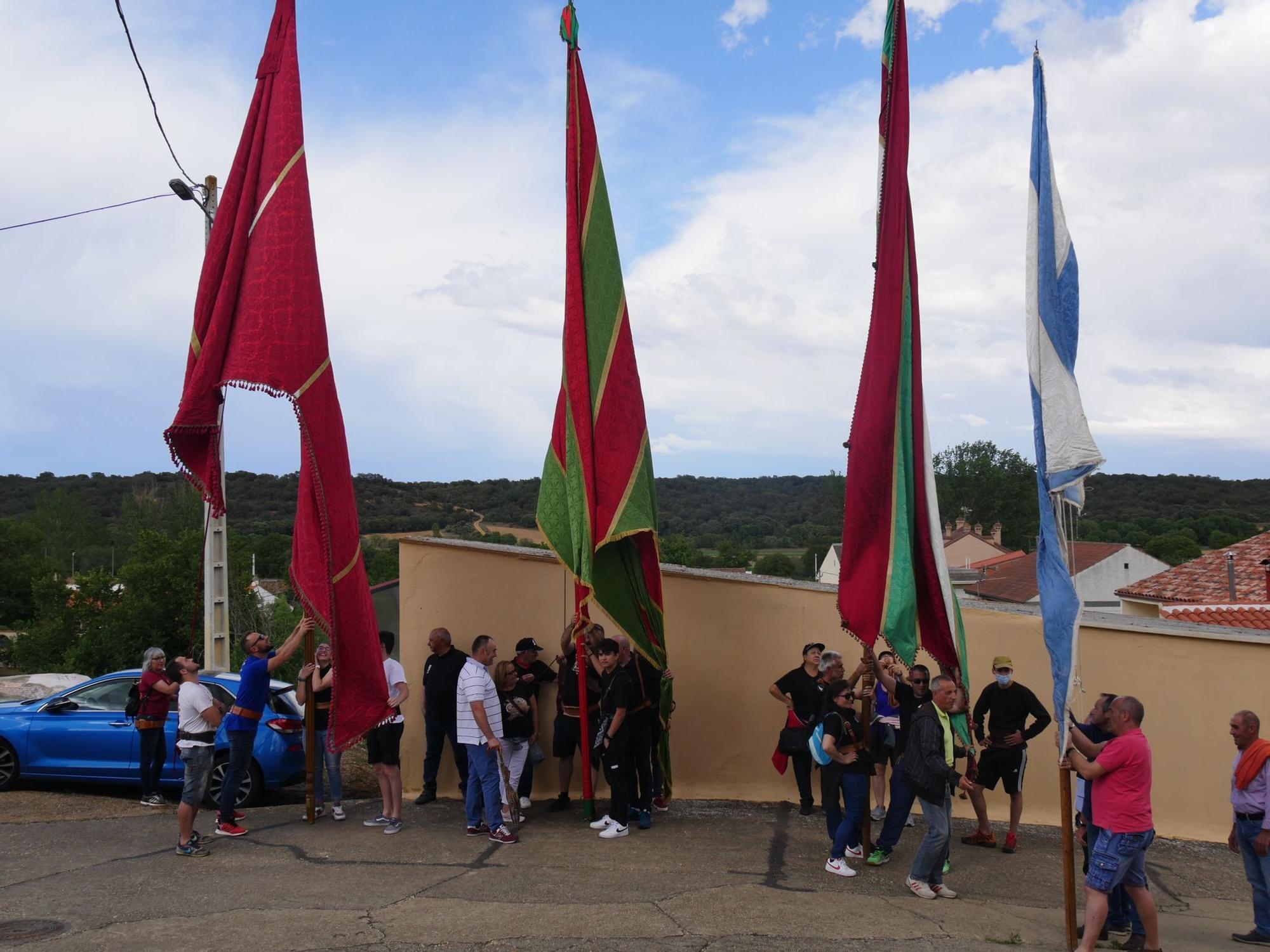 Procesión con los pendones hasta Cabañas de Tera. / E. P.