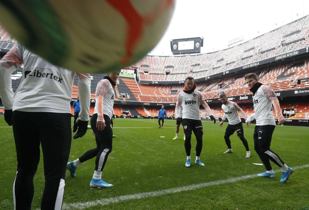 Búscate en el entrenamiento del Valencia CF en  Mestalla