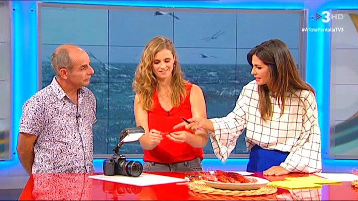 Nuria Roca busca el penis de la gamba.