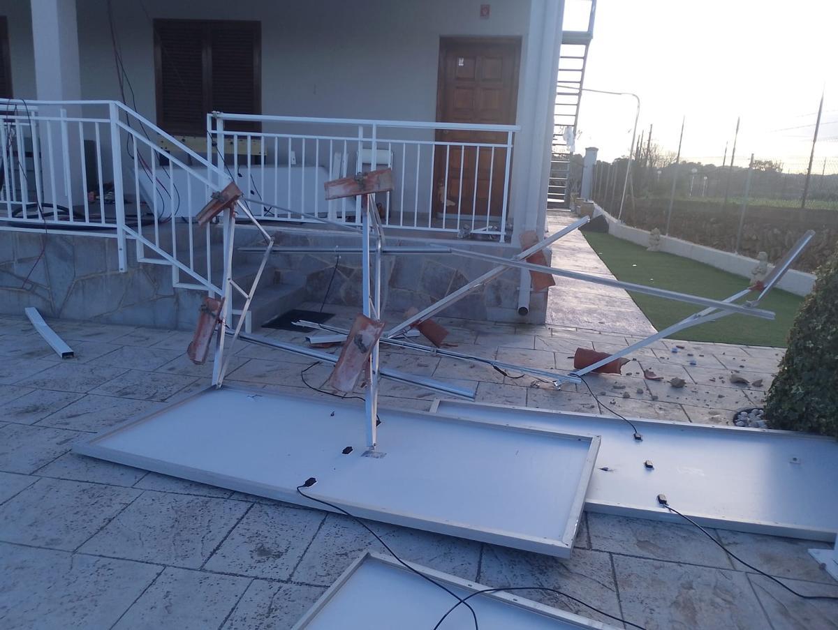 Placas solares arrancadas por el viento.