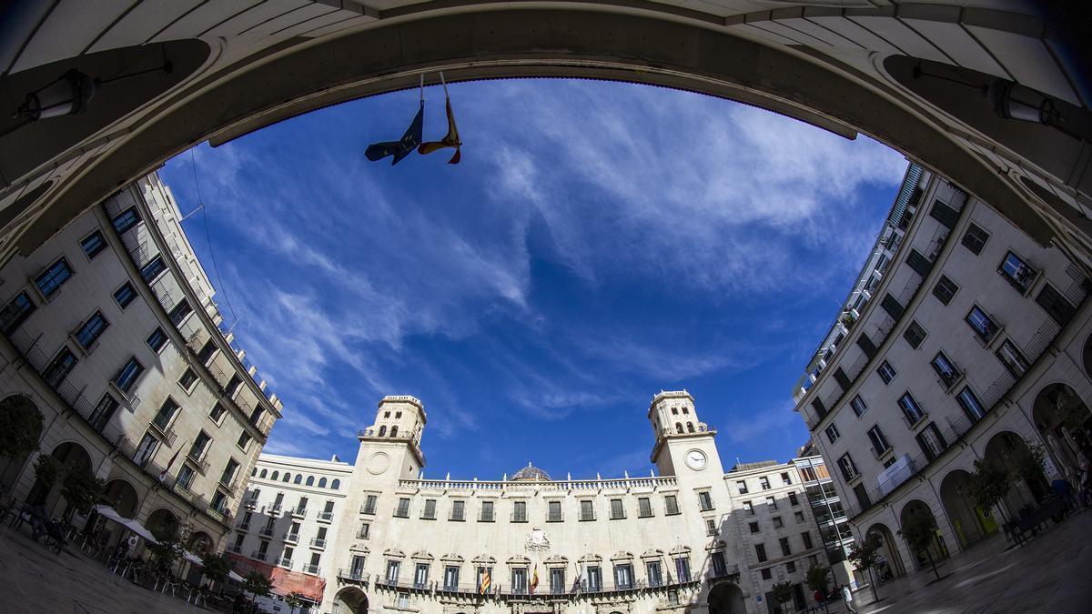 Fachada principal del Ayuntamiento de Alicante, vista desde los soportales de la Audiencia