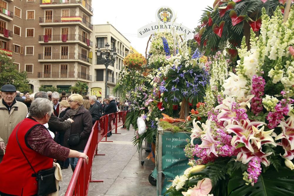 La plaza se llena para ver el manto de la Virgen