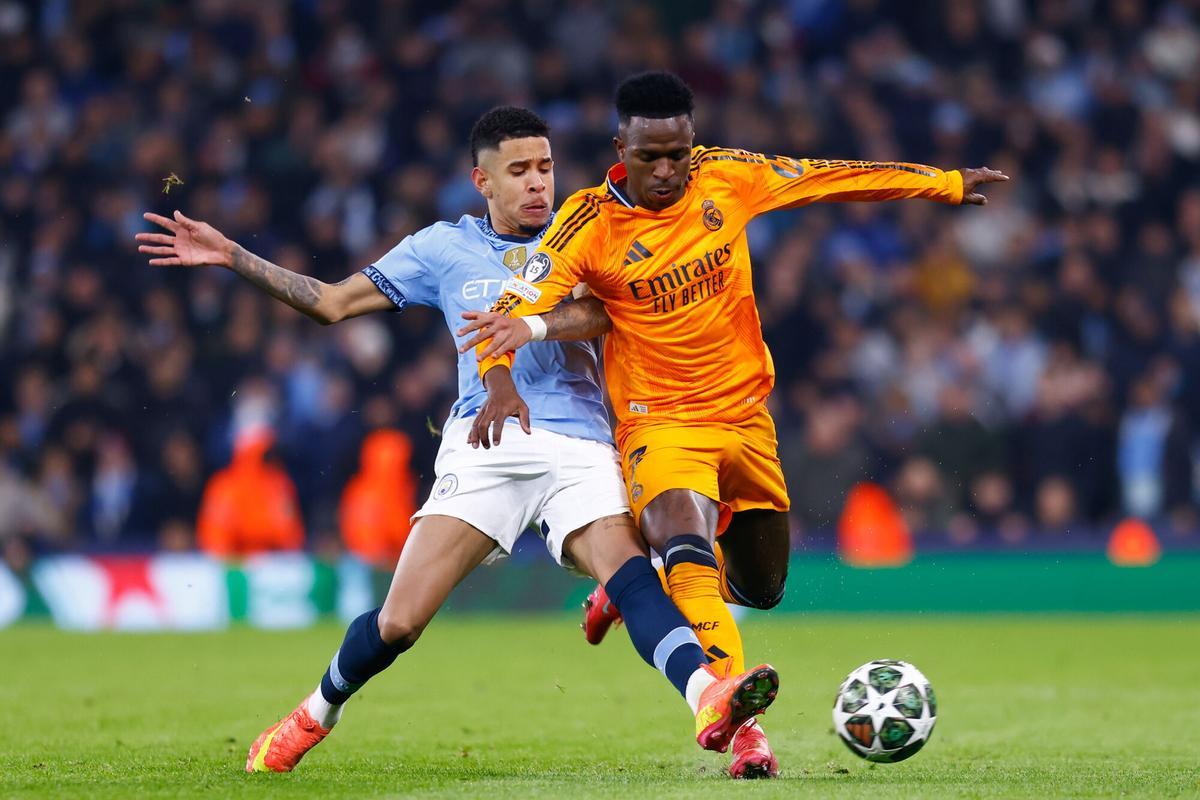 Savinho of Manchester City and Vinicius Junior of Real Madrid in action during the UEFA Champions League 2024/25  League Knockout Play-off First Leg match between Manchester City and Real Madrid at Manchester City Stadium on February 11, 2025, in Manchester, England. AFP7 11/02/2025 ONLY FOR USE IN SPAIN. Dennis Agyeman / AFP7 / Europa Press;2025;SPAIN;SPORT;ZSPORT;SOCCER;ZSOCCER;Manchester City v Real Madrid - UEFA Champions League 2024/25 League Knockout Play-off First Leg;