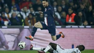 Lionel Messi durante el partido que su equipo, el PSG, disputó ante el Olympique de Lyon en la última jornada de la liga francesa. EFE/EPA/YOAN VALAT