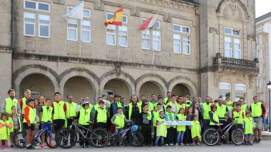 Ciclistas del municipio posan ante el consistorio tras recibir los chalecos reflectantes. // Bernabé/Wendy Carolina