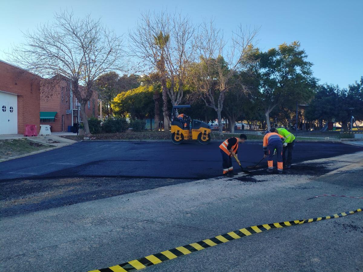 Trabajos de asfaltado y acondicionamiento de una céntrica parcela en Guadalupe.