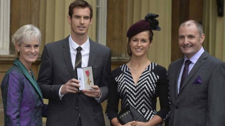 Andy Murray, investido oficial del Imperio Británico por el Principe Guillermo