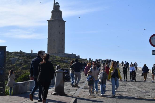 Semana Santa en A Coruña: turistas en la Torre de Hércules