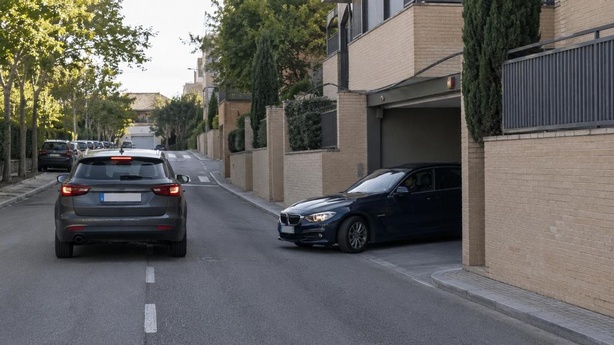 Un coche saliendo de un garaje