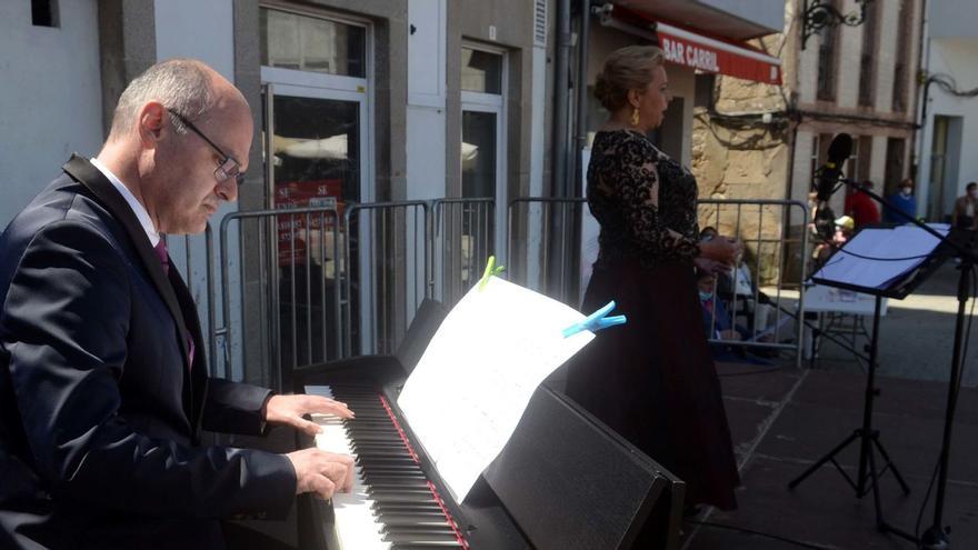 Alejo Amoedo y Loli Crespo, durante un concierto en la Praza da Liberdade de Carril.   | // NOÉ PARGA