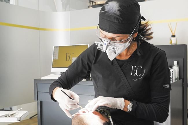 Eugenia Cervantes trabajando