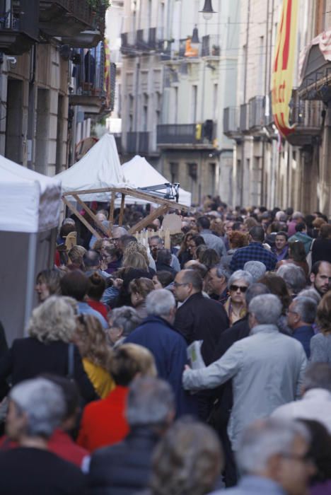 Milers de persones omplen Girona per Tots Sants