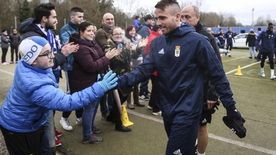 Los oviedistas se vuelcan con el equipo en el entrenamiento antes del derbi