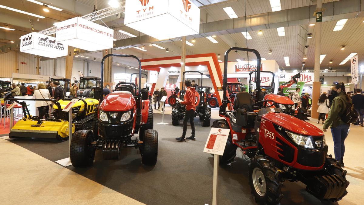 Exposición de tractores Carraro y Tym Tractor, en Agricortes.