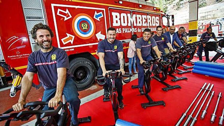 Aridany Romero subido a las nuevas bicicletas (segundo por la derecha) junto a varios bomberos.