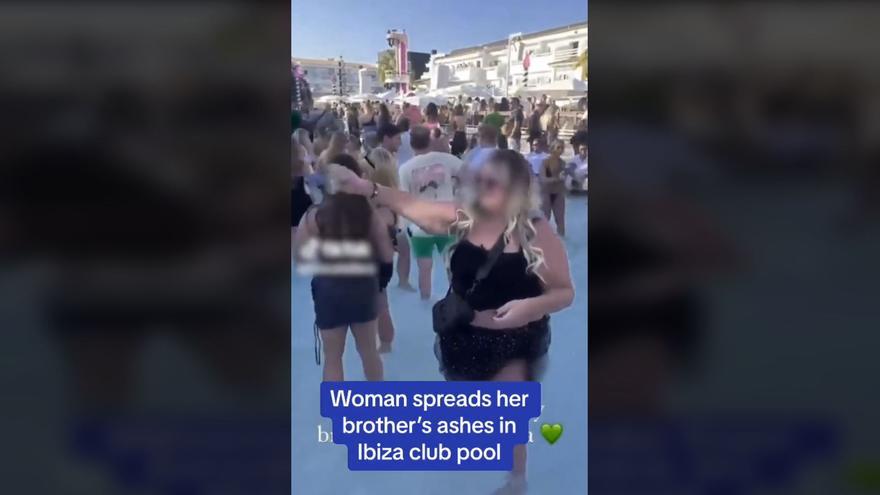 Una escocesa esparce las cenizas de su hermano en la piscina de un hotel de Ibiza