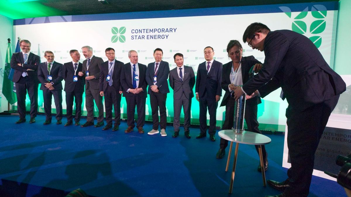 Representantes políticos y de CSE, la empresa conjunta creada por CATL y Stellantis, en el acto de colocación de la primera piedra de la gigafactoría de Figueruelas.