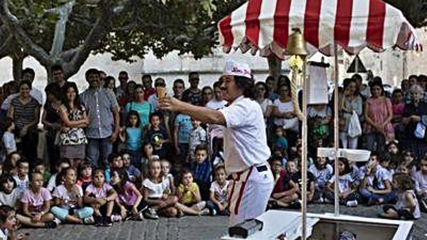 El ameno show de Don Gelaty en la plaza de Viriato.