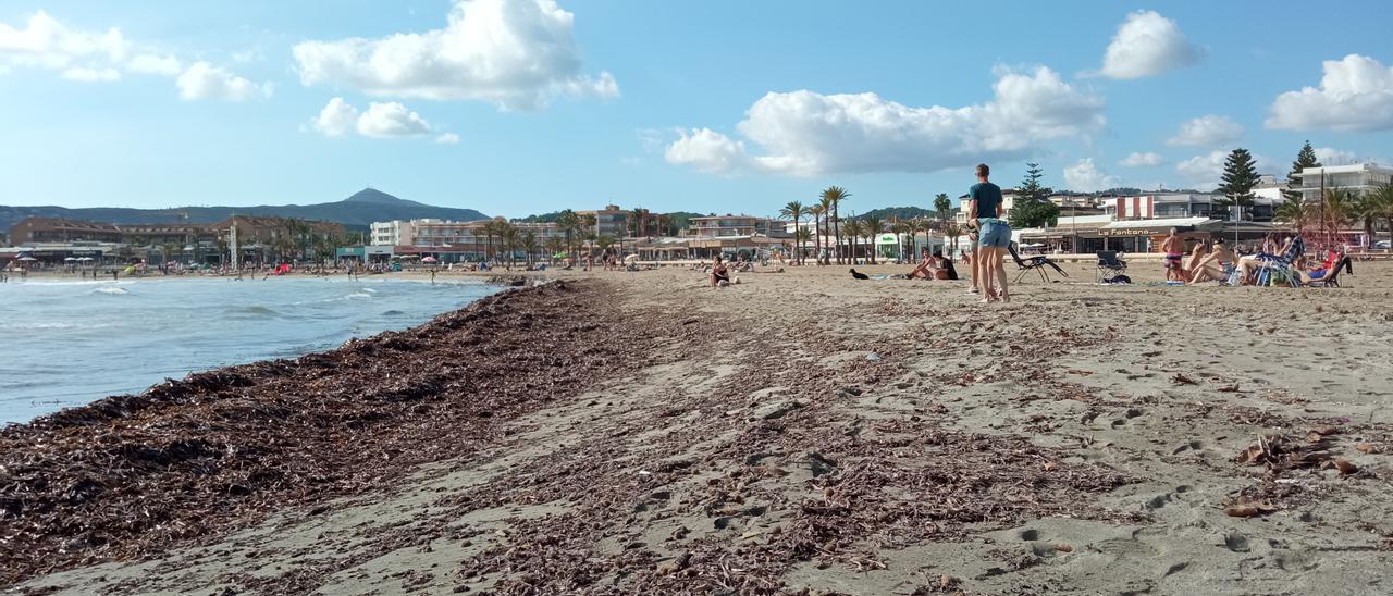 Una imagen de la playa del Arenal de Xàbia este domingo, en el punto donde fue localizado el vertido ayer