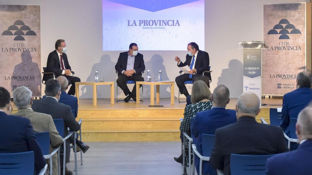 Juan Flores, Blas Trujillo y Antonio Cacereño en la mesa redonda sobre la digitalización de la sanidad celebrada en el Club LA PROVINCIA. | | ANDRÉS CRUZ