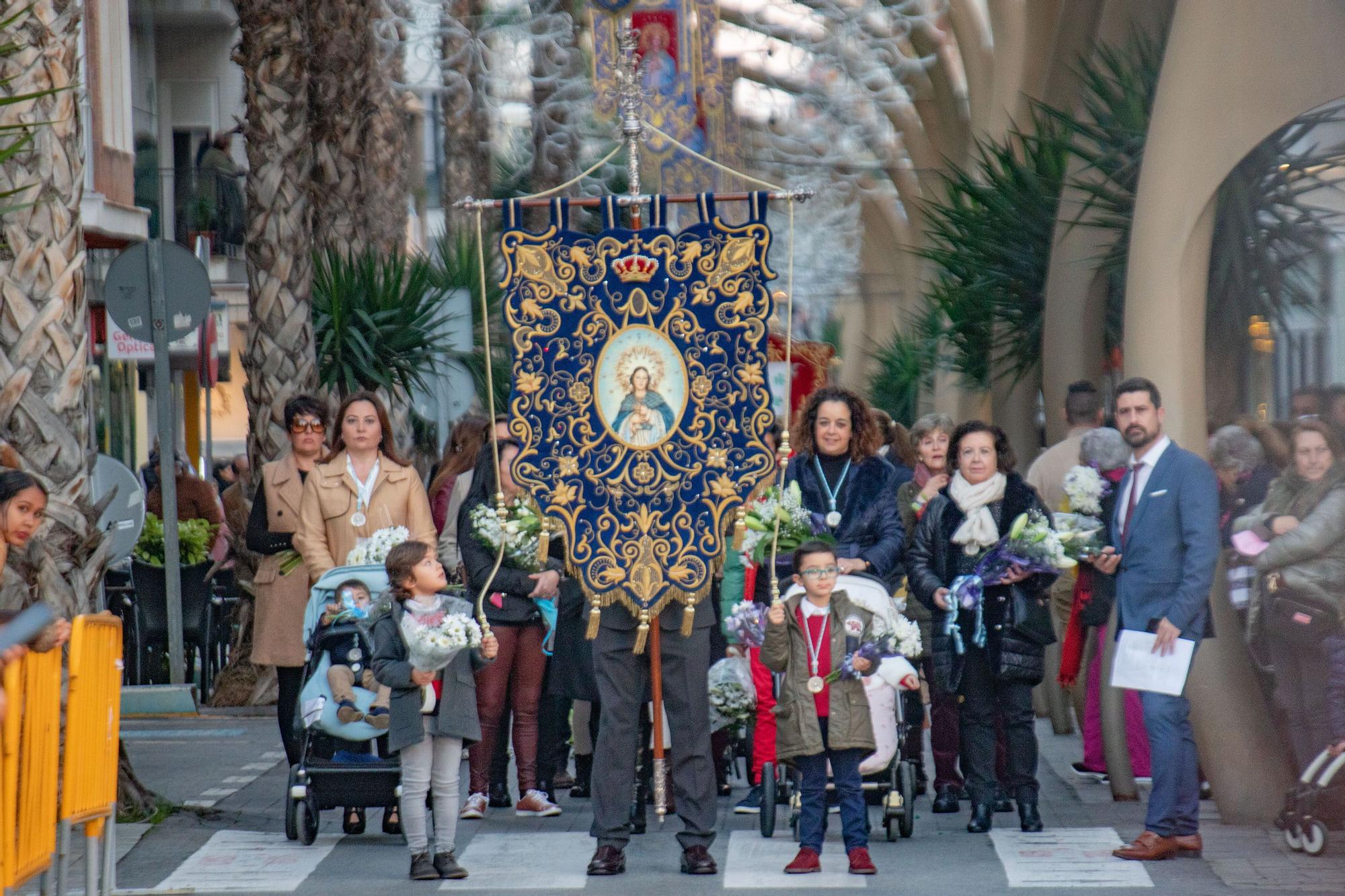 Más de 70 entidades y asociaciones participan en la multitudinaria ofrenda a la patrona que vistió de flores la fachada de iglesia de la Inmaculada Concepción