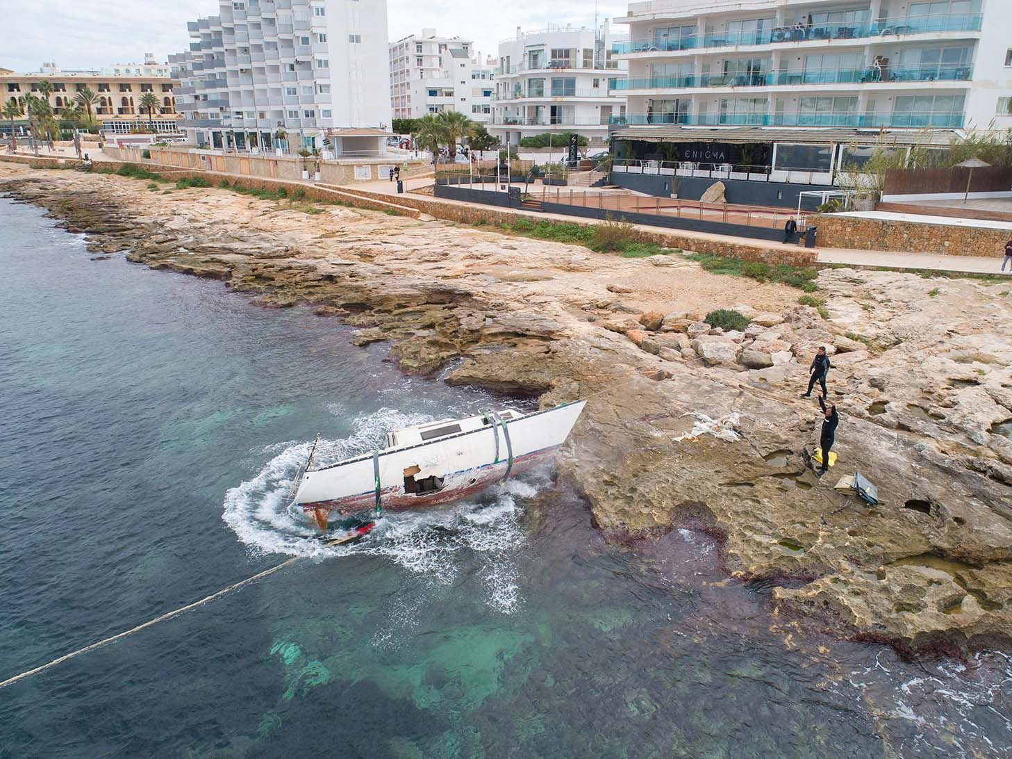 Retiran un velero varado en una cala de Ibiza desde septiembre.