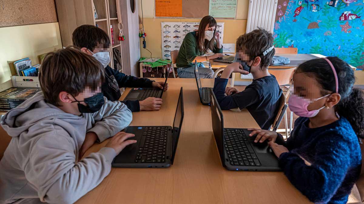 Alumnos de la escuela Fructuós Gelabert, de Barcelona, en clase