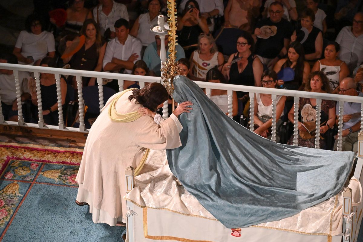 San Juan saluda a la virgen en un momento de la representación