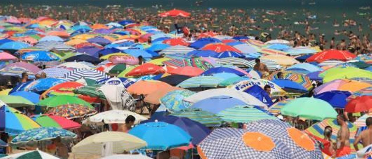 Al sol de agosto Los bañistas no dejan ni un puesto libre en primera línea