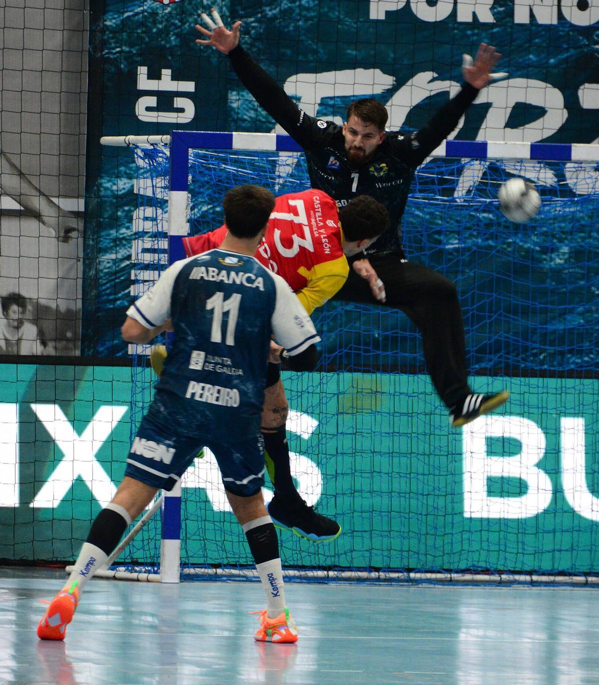 El portero croata del Frigoríficos del Morrazo, Ivan Panjan, intenta detener un lanzamiento de José Toledo en el partido contra el Valladolid en O Gatañal.