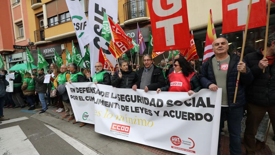 Concentración de los trabajadores de la Seguridad Social en la oficina de la calle Doctor Cerrada de Zaragoza.  | ÁNGEL DE CASTRO