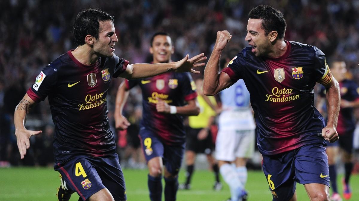 Cesc Fàbregas y Xavi Hernández celebran un gol con el FC Barcelona