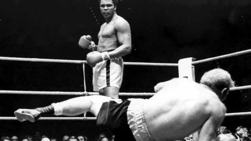 Ali tras noquear al británico Richard Dunn en el quinto asalto del combate.