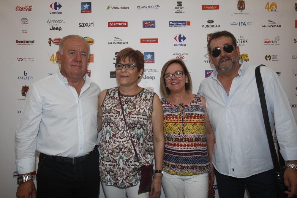 El alcalde de Mutxamel y diputado provincial,  Sebastián Cañadas, junto con su esposa, María José Pastor, y unos amigos, que visitaron el racó en el último día de fiestas.