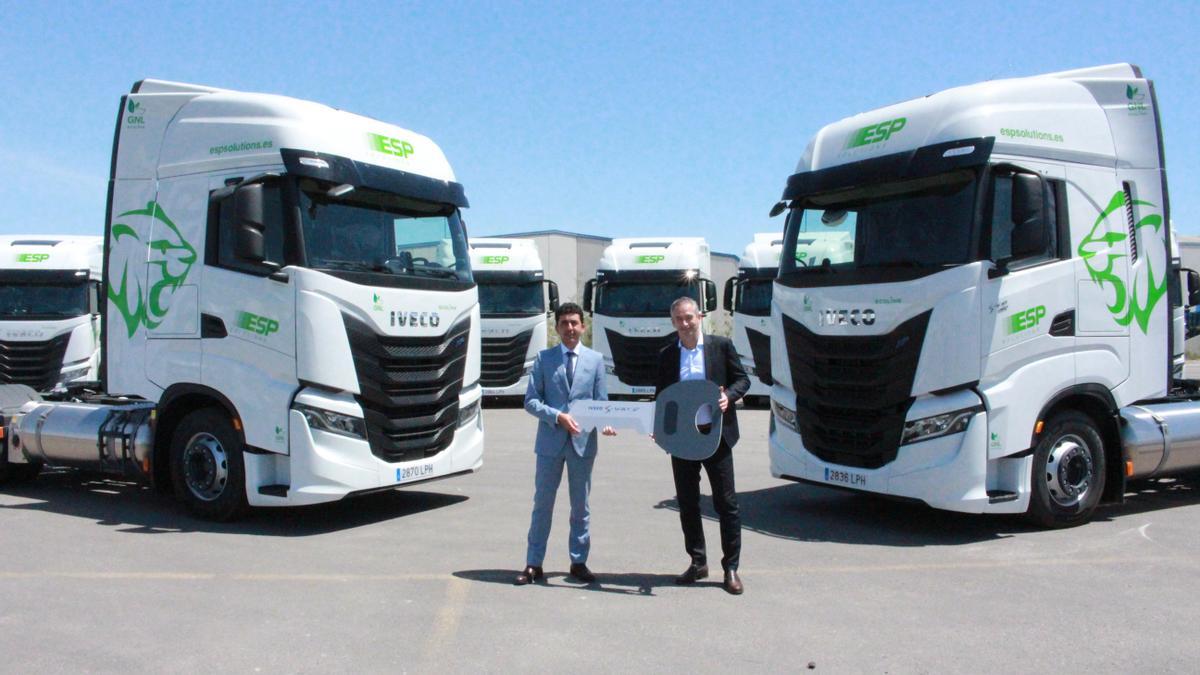 El director de ESP Solutions, Pedro Campillo (I), y el director general de IVECO, Ruggero Mughini (D).