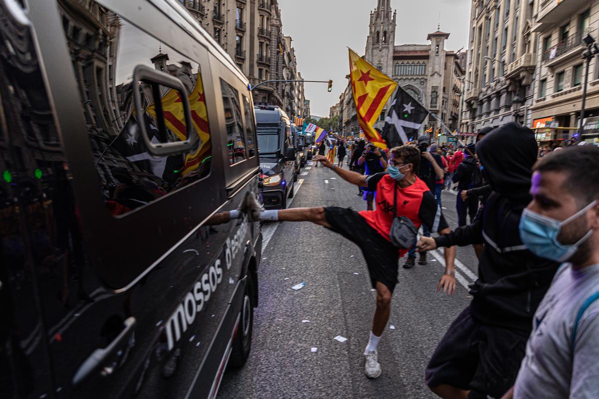 Manifestantes en la marcha de Via Laietana durante la Diada golpean una furgoneta de los Mossos