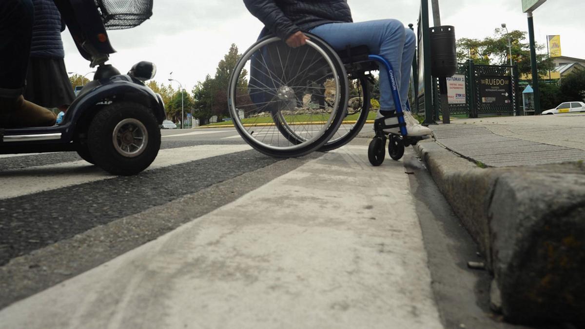 Personas con movilidad reducida en un paso de peatones.