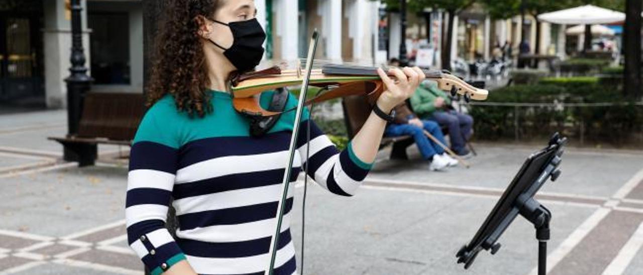 De un crucero en Alaska al paseo de Begoña: la violinista gijonesa que se reinventó con la pandemia