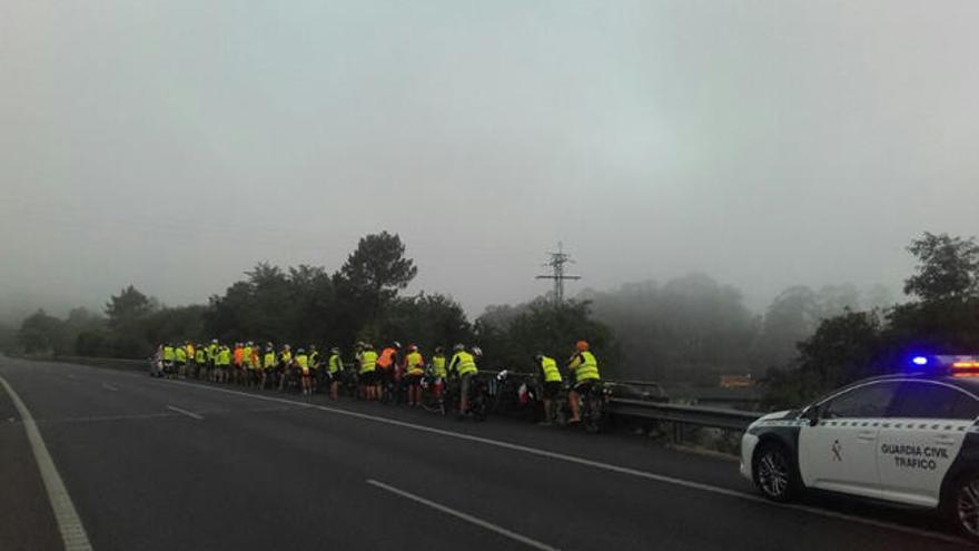 Tráfico intercepta y escolta a un grupo de 37 peregrinos en bici que circulaba por la AP-9